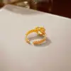 Hyacinth light luxe commuter ring mujer único nicho diseño sensación hielo roto potro anillo 2026 en vivo estilo explosivo decoración de la mano Application Scenario